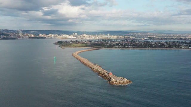 澳大利亚新南威尔士州纽卡斯尔港纽卡斯尔和斯托克顿的航拍图视频素材