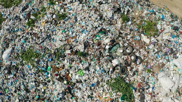 鸟瞰图城市垃圾场或垃圾填埋场。污染概念，俯视图。视频素材