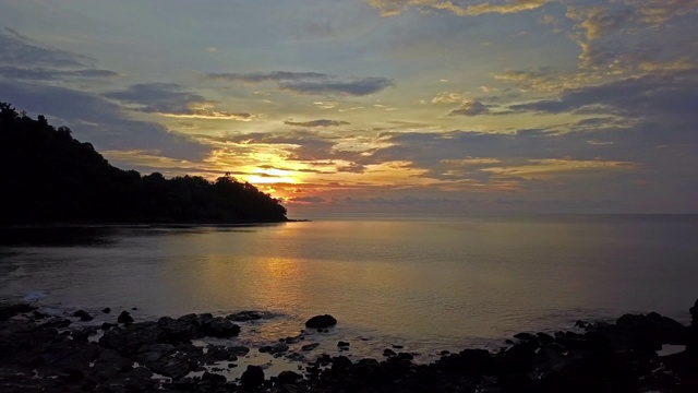 鸟瞰大海，美丽的日出和壮观的云景视频素材