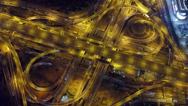 4K时间推移或超推移缩小:鸟瞰图网络或公路交叉口的交通或分销的概念背景。视频素材