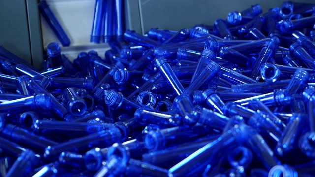 一个装满蓝色空塑料瓶的仓库。视频下载