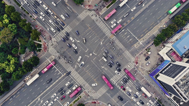 T/L WS HA无人机在白天的城市街道十字路口视角视频素材