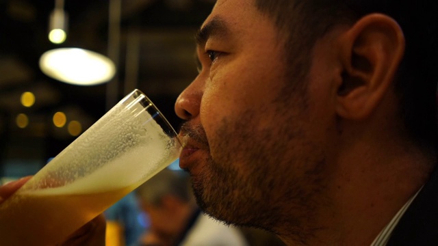 亚洲商人在夜总会喝啤酒，一起欢呼视频下载