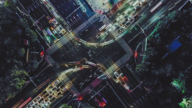 T/L WS HA无人机夜间城市街道十字路口的视角视频素材