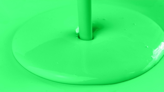 绿色涂料浇在绿色表面视频素材