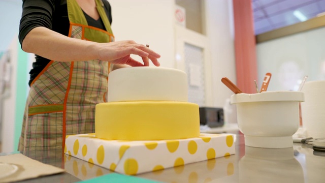 近距离的成年妇女做一个层蛋糕视频下载