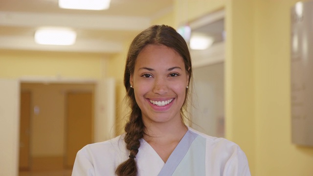 医院里自信的女医生的肖像视频素材