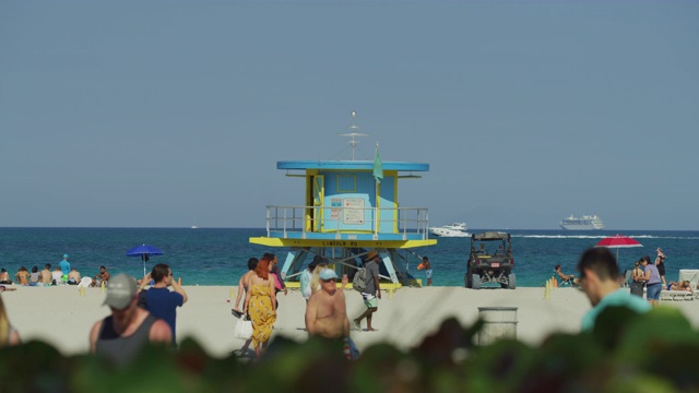 迈阿密海滩的救生员塔视频素材