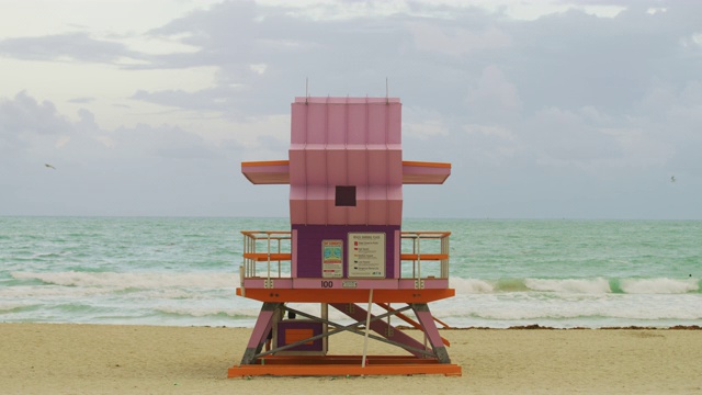 迈阿密海滩的粉色救生员塔视频素材