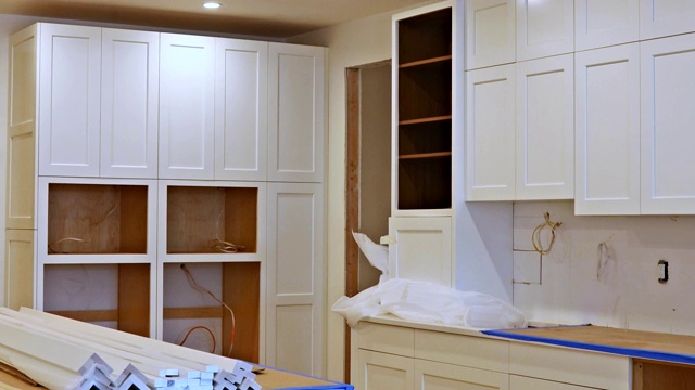 在完成厨房安装的过程中安装橱柜视频素材
