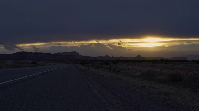 美国犹他州格林河附近US-70高速公路上高地沙漠上的日落视频下载