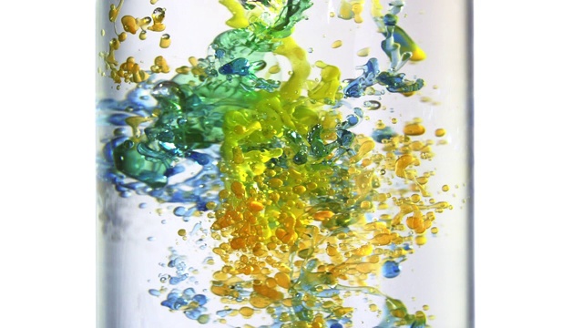 当橘色、蓝色、黄色和绿色的液体落入水中变成小气泡，并在科学试管中旋转旋转时产生一排彩色气泡的近距离慢动作视频下载