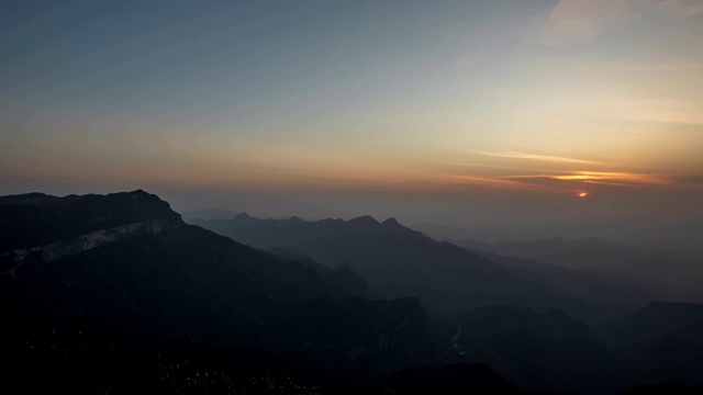 春天，中国重庆，金福山悬崖上的日落视频下载