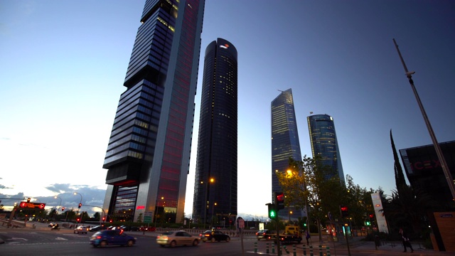 日落时分的马德里商业区视频素材