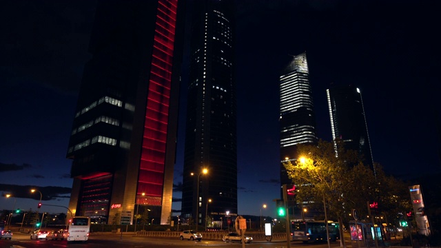 晚上的马德里商业区视频素材