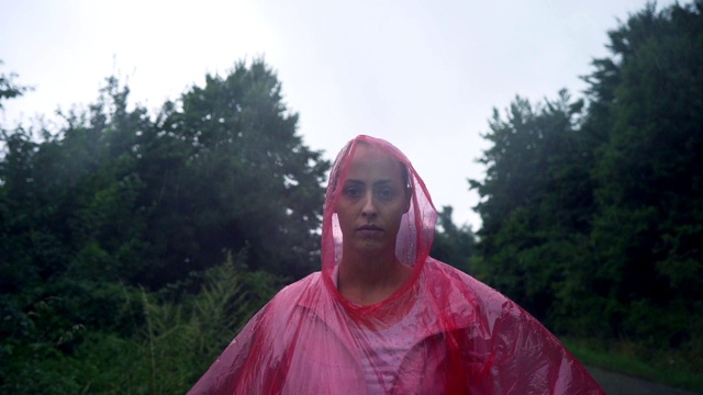暴风雨中的悲伤女人视频素材
