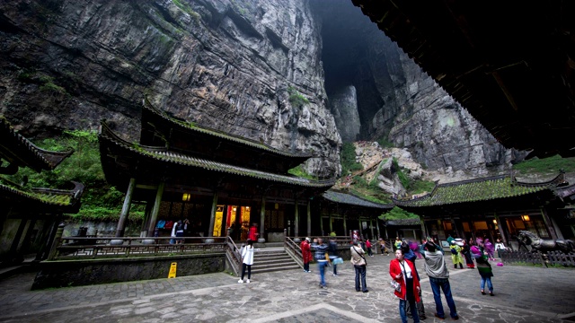 中国重庆武龙喀斯特国家地质公园，游客正在参观拍摄现场的三座天然桥视频下载