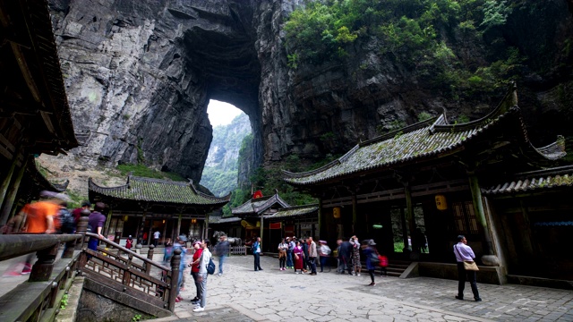 中国重庆武隆喀斯特国家地质公园天龙桥下的拍摄现场和游客视频下载
