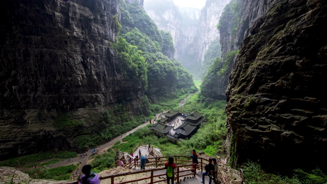 武龙喀斯特国家地质公园三座天然桥的拍摄现场和游客，重庆武龙视频素材