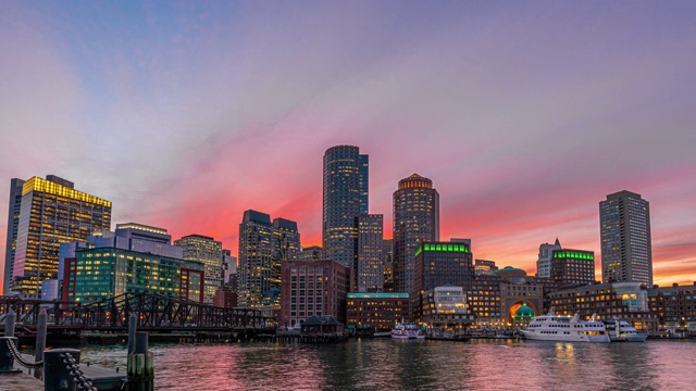 从美国马萨诸塞州的Fan Pier公园拍摄的波士顿海港城市景观的4K时间流逝视频素材