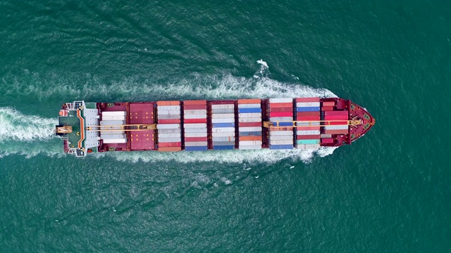 鸟瞰图集装箱船在海上进行物流，航运，进出口或运输。视频素材