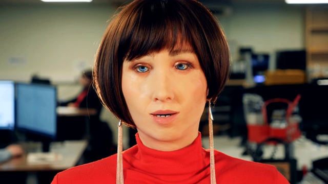 女性半机械人在说话时脸部移动，特写。视频素材