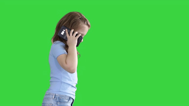 小女孩会打电话，会在绿屏上走路，色度键视频素材