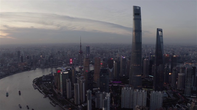 日落时上海地平线的鸟瞰图视频素材