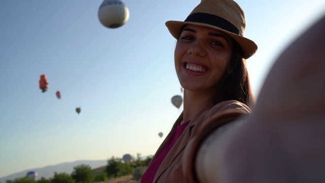 一名女游客在土耳其卡帕多西亚自拍视频素材