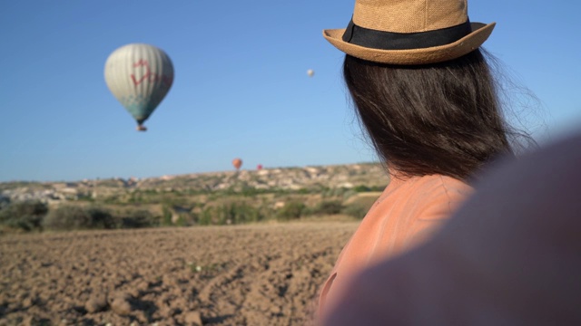 一名女游客在土耳其卡帕多西亚自拍视频素材