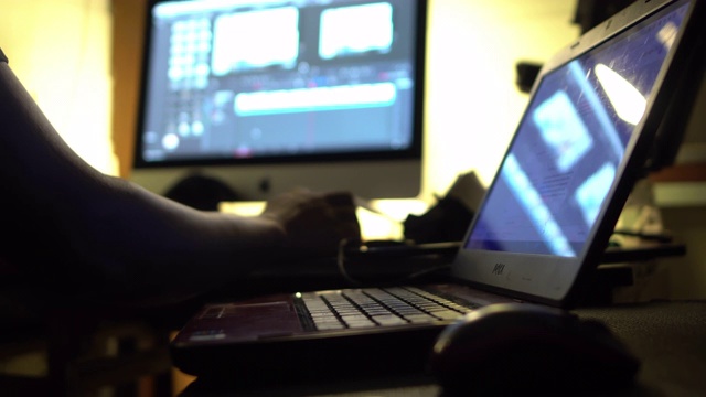 自由视频编辑在笔记本电脑工作视频素材
