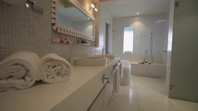 大溪地度假酒店的豪华浴室。视频下载