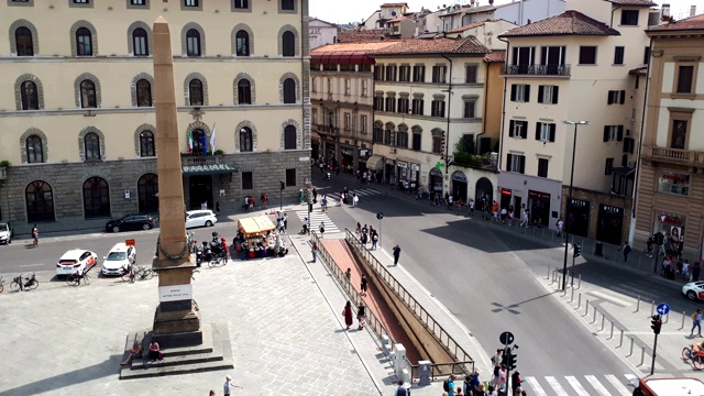 广场Unità d’italia位于佛罗伦萨中心的Santa Maria Novella火车站附近。意大利。视频素材