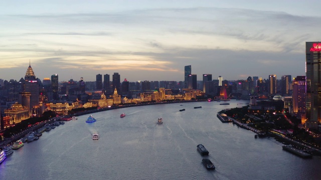 航拍日落时黄浦江上的船只视频素材