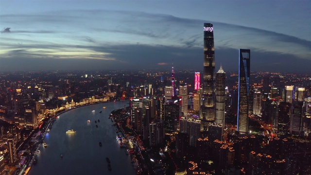 日落时上海地平线的鸟瞰图视频素材