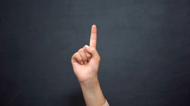 女性用手指指着黑板，发表观点，做广告视频下载