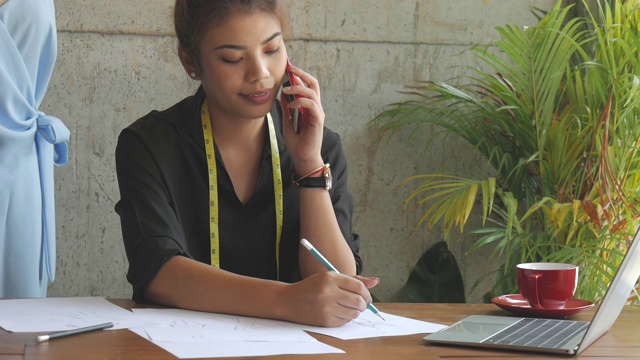 亚洲自由设计师使用智能手机，商务生活方式。视频下载