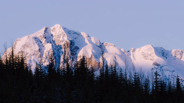 冬季加拿大落基山脉的彩色日出时间流逝视频素材
