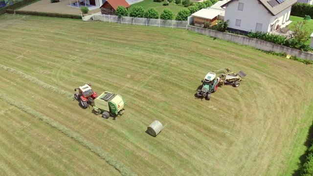 拖拉机在田里收集干草视频素材