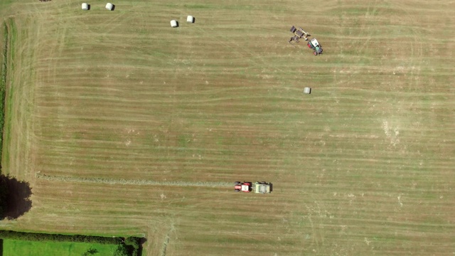 放大农机在田里工作的镜头视频素材