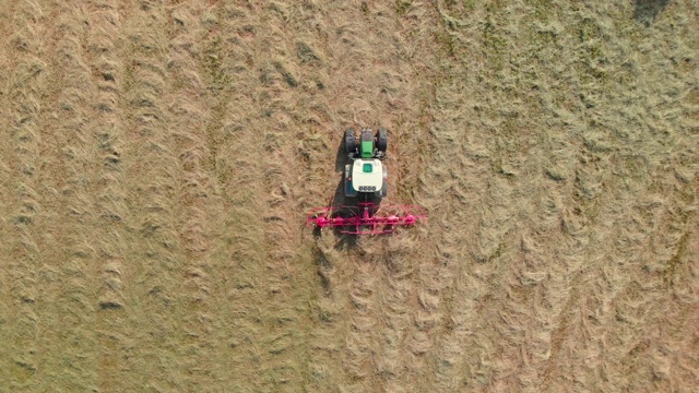 拖拉机在田里翻干草视频素材