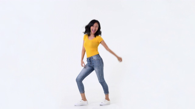 年轻的亚洲女人有乐趣跳舞的肖像视频下载