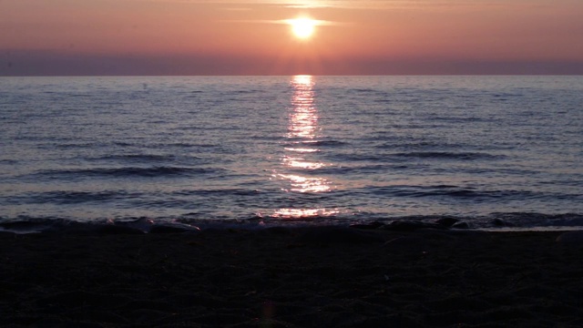 海岸上的日出视频素材