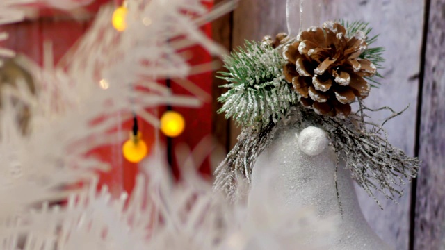 圣诞家居装饰人造白色新年树视频下载