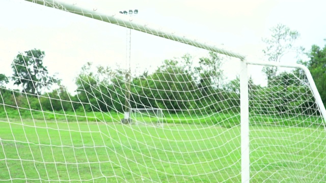 足球慢动作球飞进球门的概念视频素材