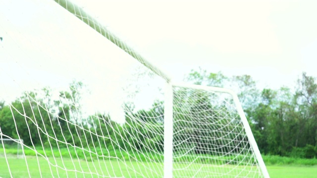 足球慢动作球飞进球门的概念视频素材