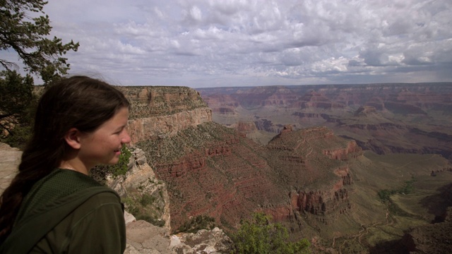 一个少女看着大峡谷国家公园的南缘视频素材