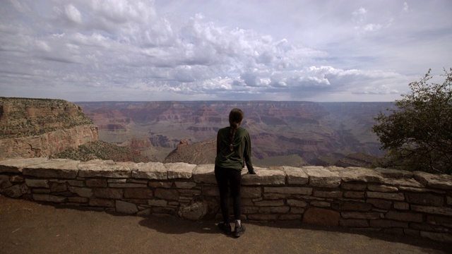 一名少女看着大峡谷国家公园南缘视频素材