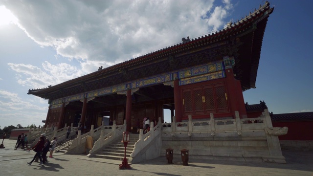 游客进入传统的天坛建筑-中国北京视频素材