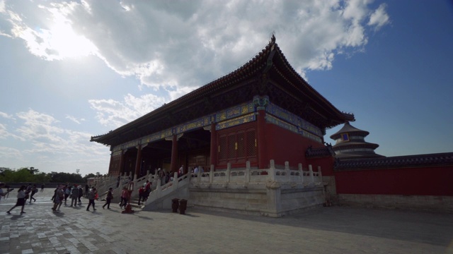 游客进入传统的天坛结构——中国北京视频素材
